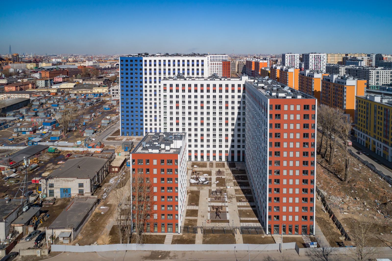 Двор между корпусами с высоты. Фото застройщика, апрель 2023 года.